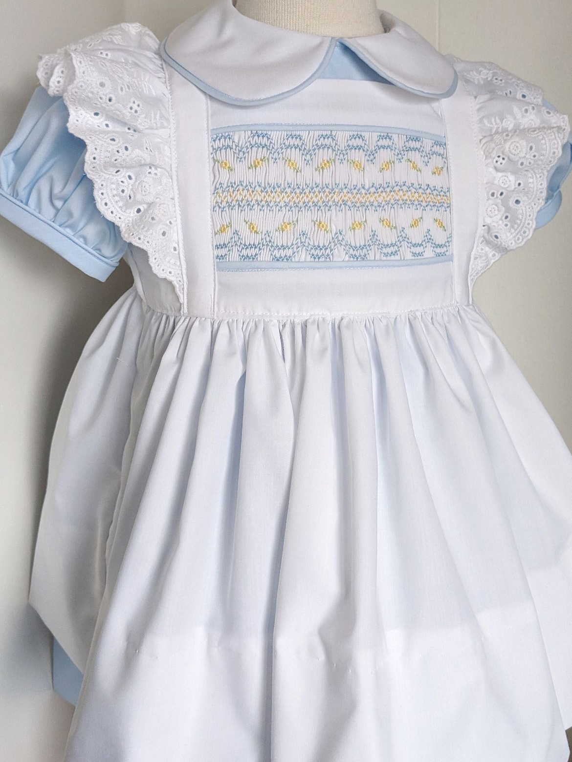 فستان أبيض للفتيات الصغيرات من - مراجعة Baby Clothing Dresser وسعره