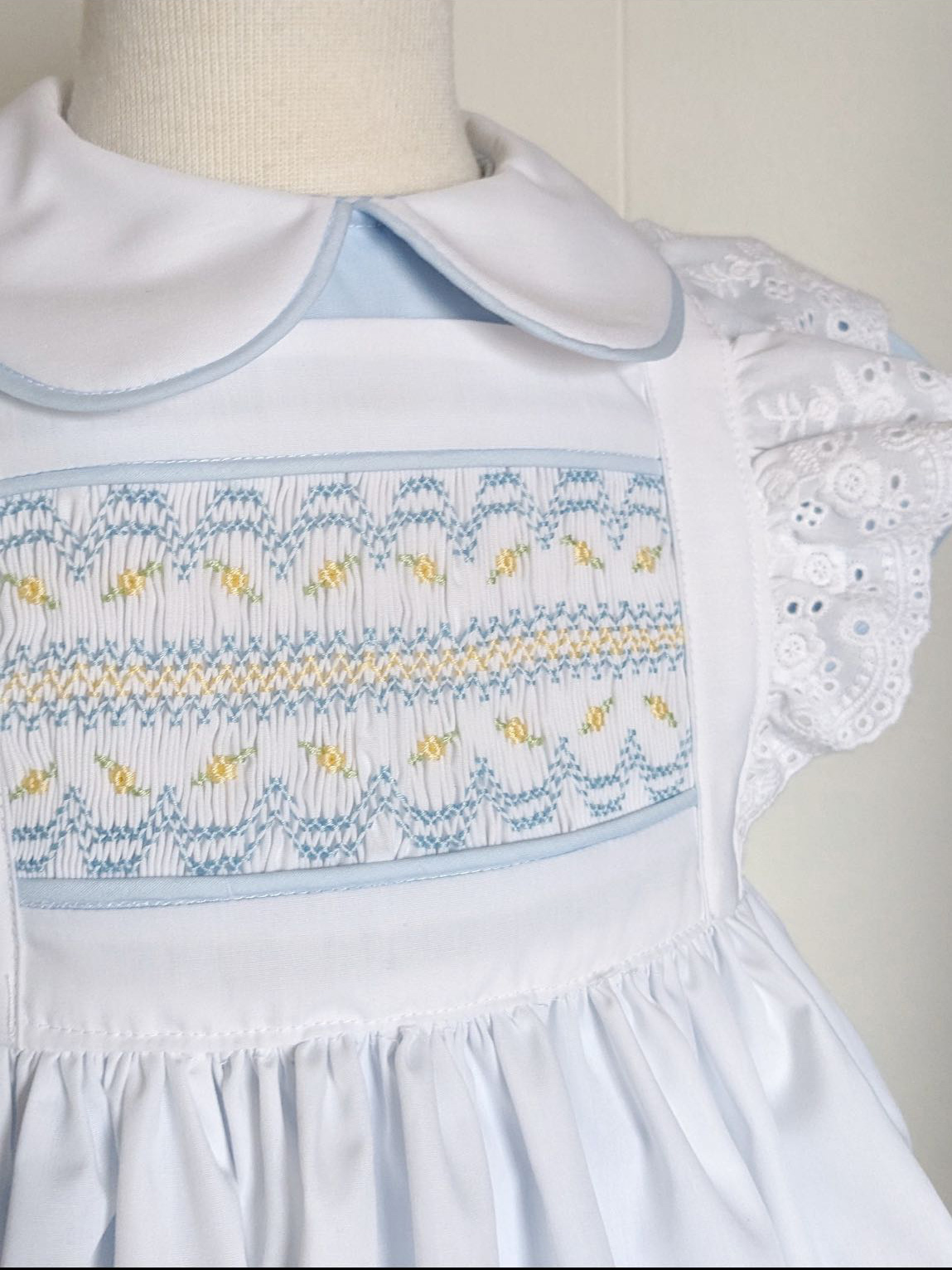 فستان أبيض للفتيات الصغيرات من - مراجعة Baby Clothing Dresser وسعره