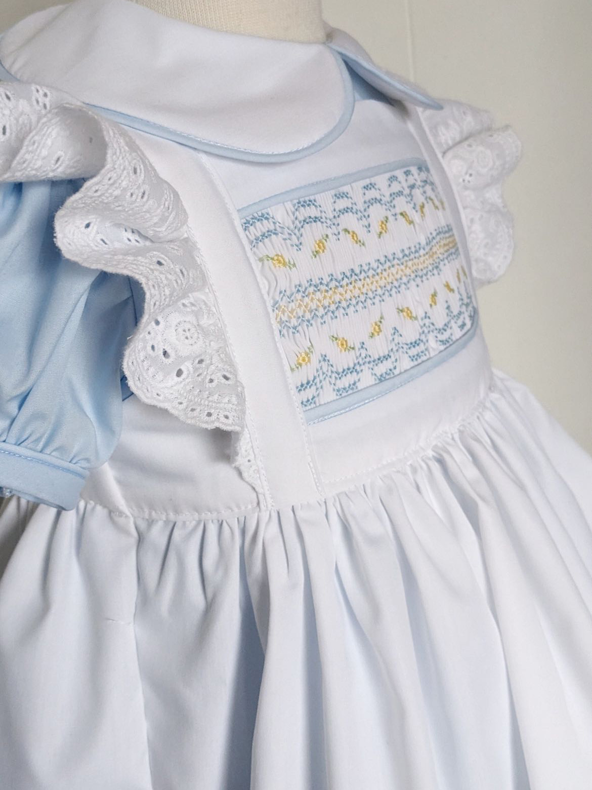 فستان أبيض للفتيات الصغيرات من - مراجعة Baby Clothing Dresser وسعره