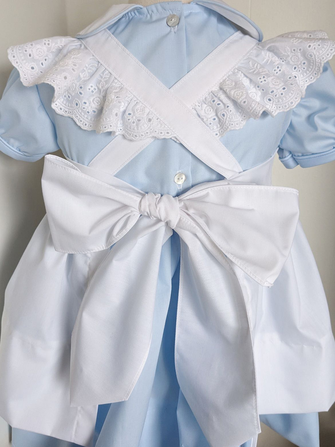 فستان أبيض للفتيات الصغيرات من - مراجعة Baby Clothing Dresser وسعره